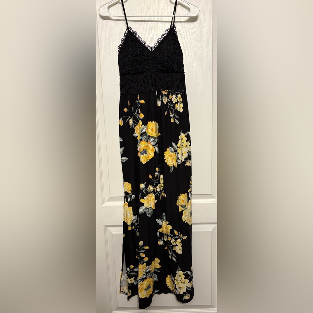 Young junior/Women beautiful dress size small3-5 beautiful detail.